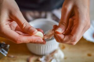 Descacando um dente de Alho